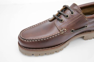 Beyaz arka plan üzerinde erkek kahverengi deri ayakkabı