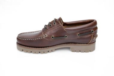 Beyaz arka plan üzerinde erkek kahverengi deri ayakkabı