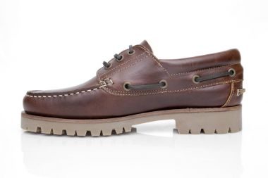 Beyaz arka plan üzerinde erkek kahverengi deri ayakkabı