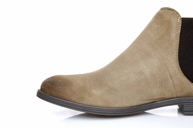 Beyaz arka plan üstünde kadın kahverengi deri çizme