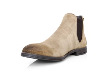 Beyaz arka plan üstünde kadın kahverengi deri çizme