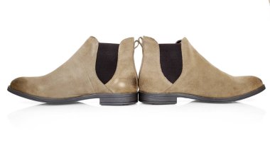 Beyaz arka plan üstünde kadın kahverengi deri çizme