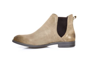 Beyaz arka plan üstünde kadın kahverengi deri çizme