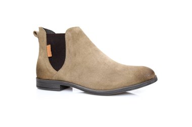 Beyaz arka plan üstünde kadın kahverengi deri çizme