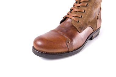 Beyaz arka plan üstünde erkek kahverengi deri çizme