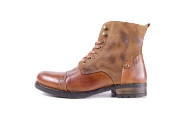 Beyaz arka plan üstünde erkek kahverengi deri çizme