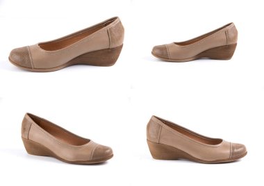 Beyaz arka plan üzerinde kadın kahverengi deri ayakkabı