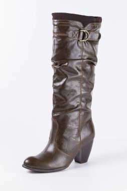 Beyaz arka plan üstünde kadın kahverengi deri çizme