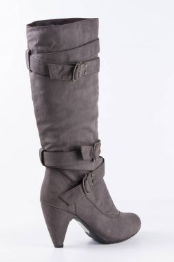 Beyaz arka plan üstünde kadın kahverengi deri çizme