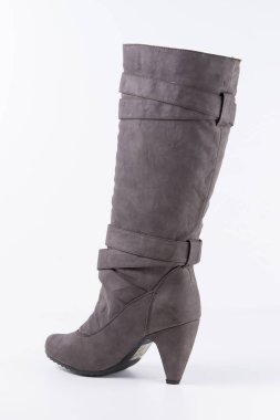 Beyaz arka plan üstünde kadın kahverengi deri çizme