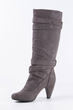 Beyaz arka plan üstünde kadın kahverengi deri çizme