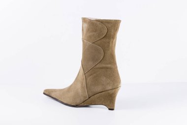 Beyaz arka plan üstünde kadın kahverengi deri çizme