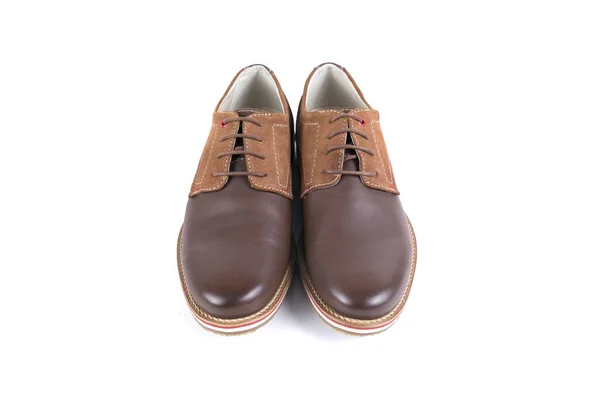 Buty męskie skórzane brązowe na białym tle — Zdjęcie stockowe