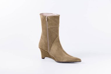 Beyaz arka plan üstünde kadın kahverengi deri çizme