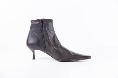 Beyaz arka plan üstünde kadın kahverengi deri çizme