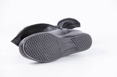 Beyaz arka plan üstünde kadın siyah deri çizme