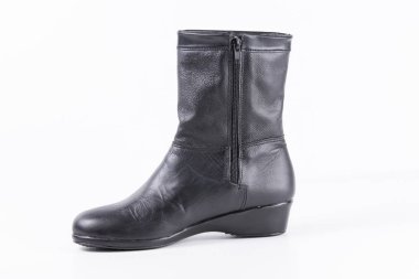 Beyaz arka plan üstünde kadın siyah deri çizme