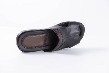 Beyaz arka planda siyah deri erkek terlik