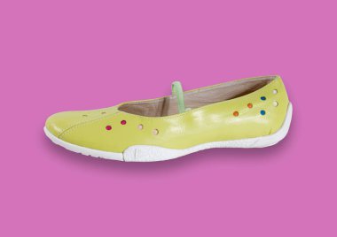 Pembe bir arka plan üzerinde kadın yeşil deri ayakkabı