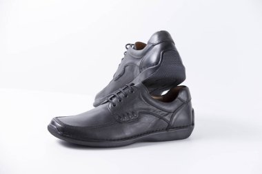 Beyaz arka planda siyah deri Erkek Ayakkabı