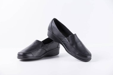 Beyaz arka planda siyah deri kadın ayakkabı