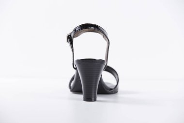 Beyaz arka plan üzerinde kadın siyah deri sandalet