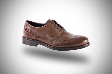 Arka plan üzerinde erkek kahverengi deri ayakkabı