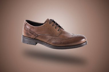 Arka plan üzerinde erkek kahverengi deri ayakkabı