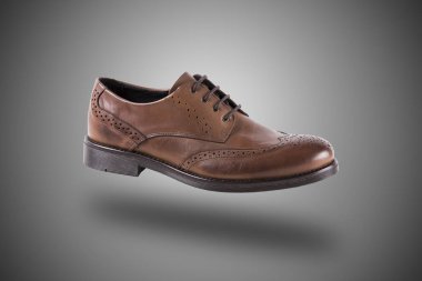 Arka plan üzerinde erkek kahverengi deri ayakkabı