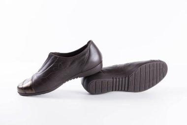 Beyaz arka plan üzerinde kadın kahverengi deri ayakkabı