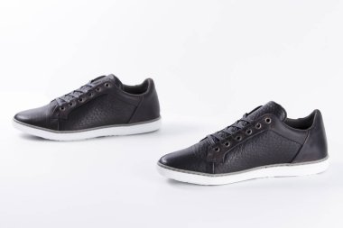 Beyaz arka planda siyah deri Erkek Ayakkabı