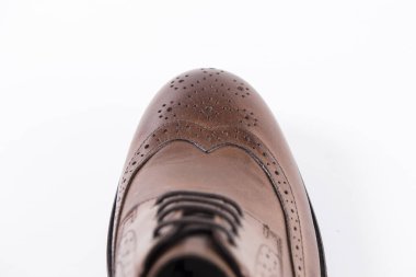 Beyaz arka plan üzerinde erkek kahverengi deri ayakkabı