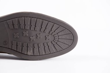 Beyaz arka plan üzerinde erkek kahverengi deri ayakkabı