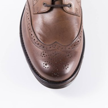 Beyaz arka plan üzerinde erkek kahverengi deri ayakkabı