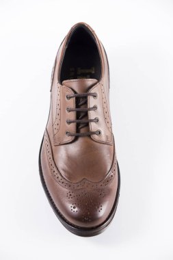 Beyaz arka plan üzerinde erkek kahverengi deri ayakkabı