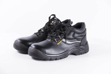 Beyaz arka plan üstünde erkek siyah deri çizme