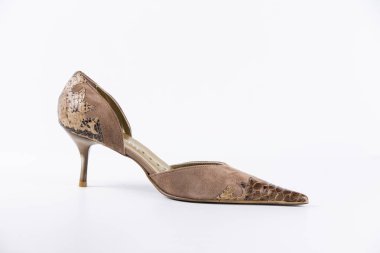 Beyaz arka plan üzerinde kadın kahverengi deri ayakkabı