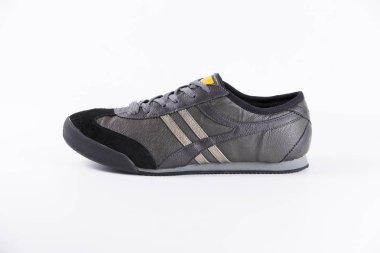 Erkek gri deri spor ayakkabı beyaz arka plan üzerinde