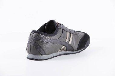 Erkek gri deri spor ayakkabı beyaz arka plan üzerinde