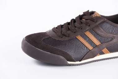 Erkek kahverengi deri spor ayakkabı beyaz arka plan üzerinde