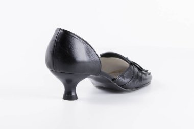 Beyaz arka planda siyah deri kadın ayakkabı