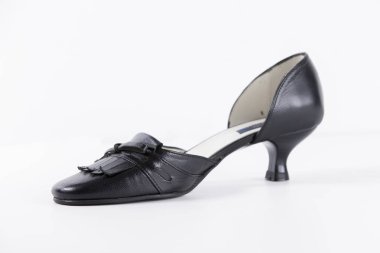 Beyaz arka planda siyah deri kadın ayakkabı