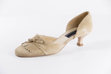 Beyaz arka plan üzerinde kadın kahverengi deri ayakkabı