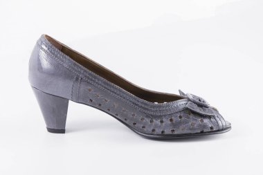 Beyaz arka planda gri deri kadın ayakkabı