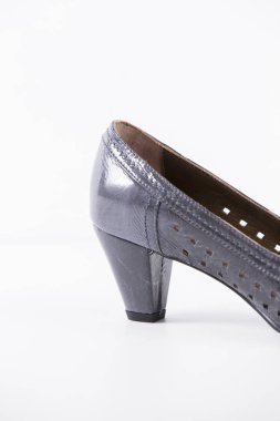 Beyaz arka planda gri deri kadın ayakkabı