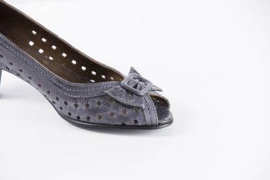 Beyaz arka planda gri deri kadın ayakkabı