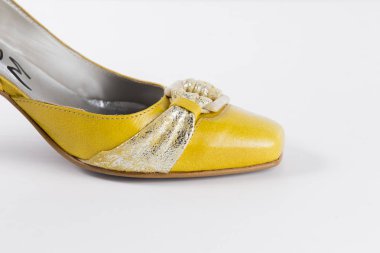 Beyaz zemin üzerine sarı deri kadın ayakkabı