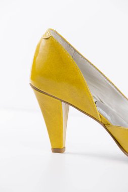 Beyaz zemin üzerine sarı deri kadın ayakkabı