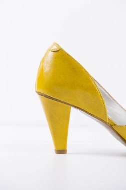 Beyaz zemin üzerine sarı deri kadın ayakkabı