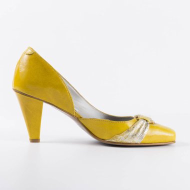 Beyaz zemin üzerine sarı deri kadın ayakkabı